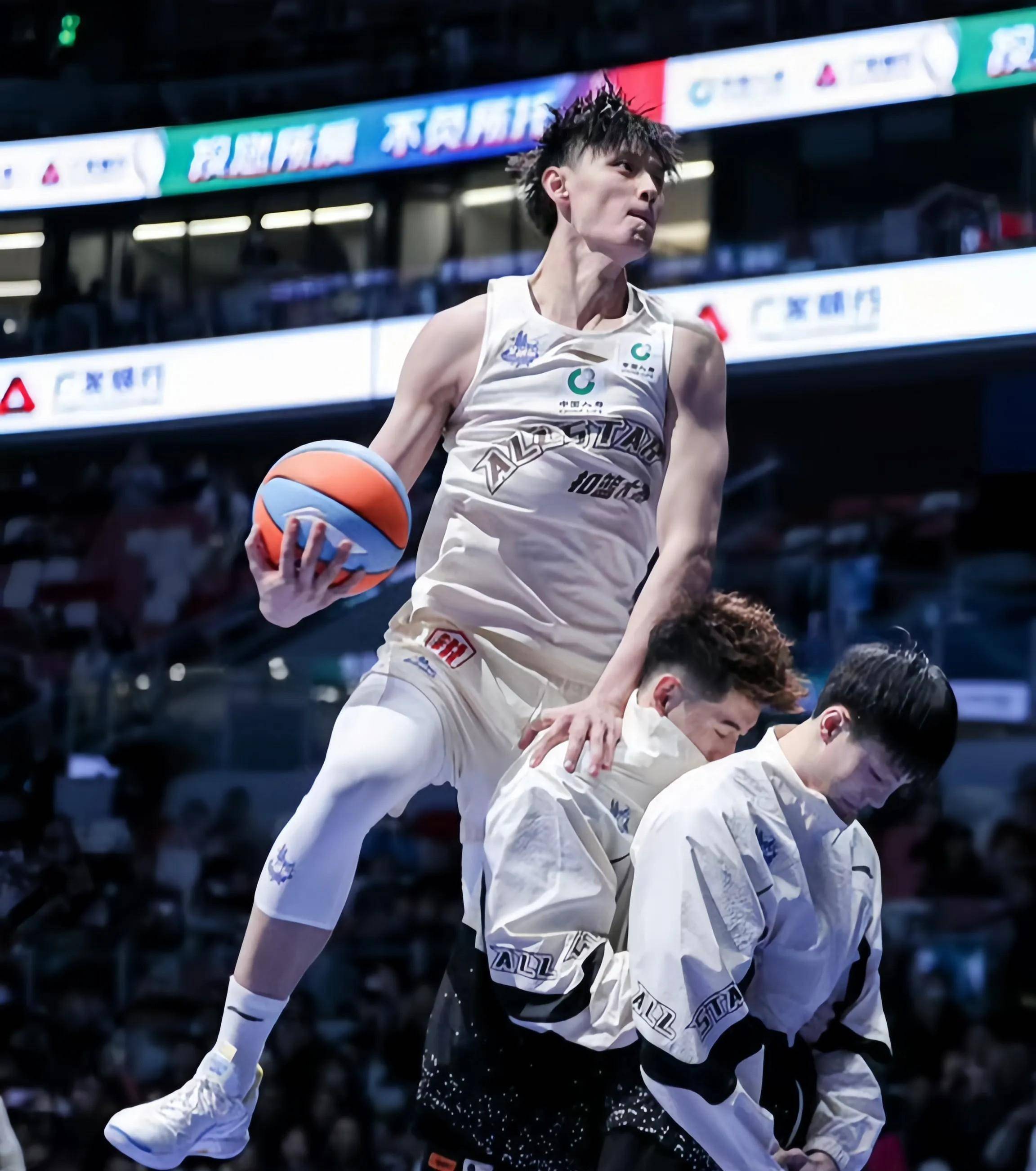 雷火电竞网址-球星爆发！CBA赛场再现神级操作的简单介绍