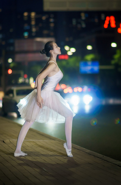 驭狼与驭车，当森林的利齿咬住星辰，乔治在巴林弯道接管了比赛